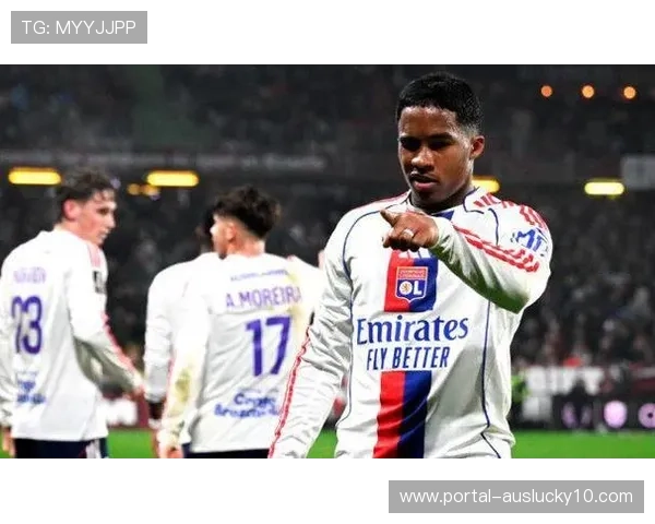 里昂客场5-2梅斯，恩德里克点球完成帽子戏法