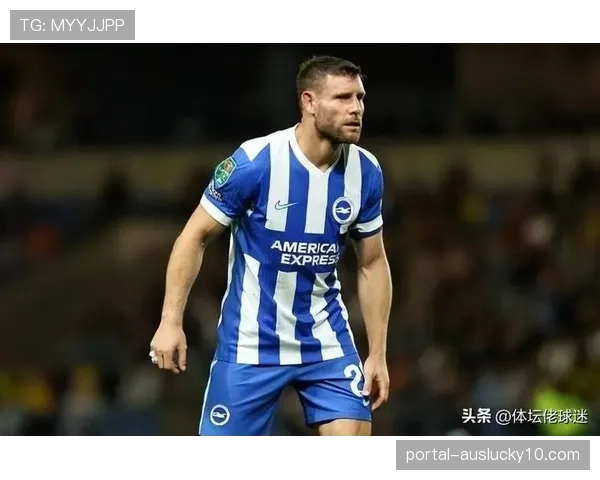 特写:37岁的米尔纳赛后带领全队向客队球迷致谢