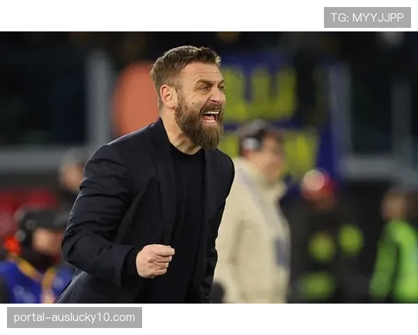 特写:训练场边的德罗西,与罗马青年队球员加练定位球至日暮