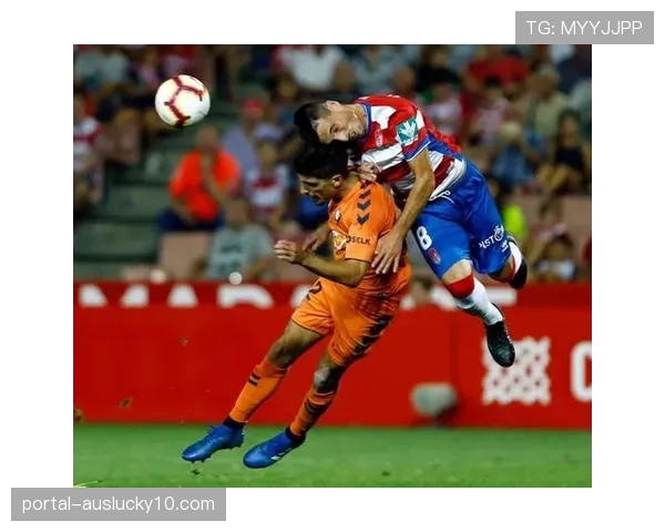 特写瞬间：格拉纳达门将扑出点球后手指队徽，但球队仍告负降级